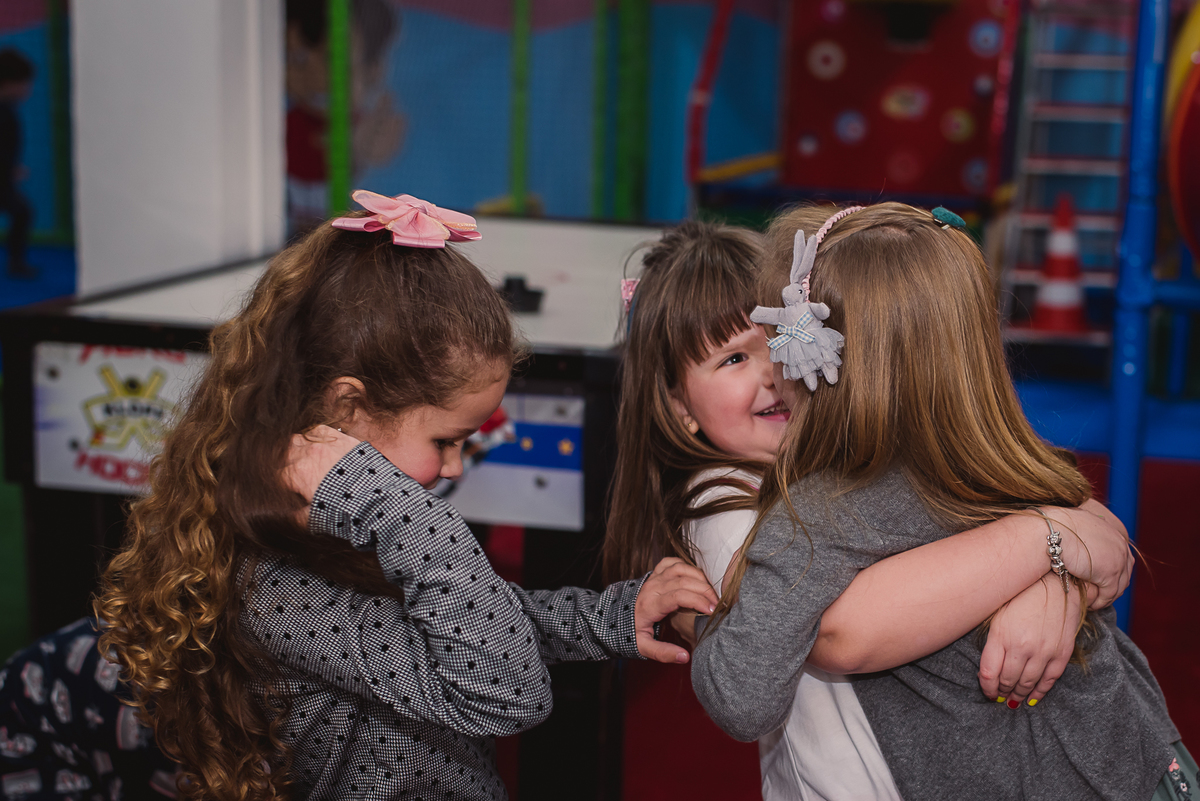 aniversário infantil crianças brincando alegria diversão 