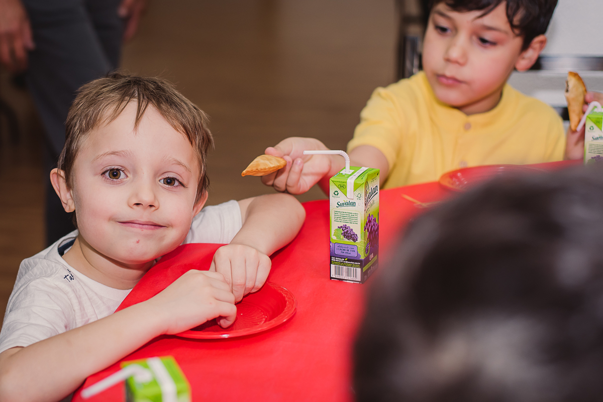 aniversário infantil crianças brincando alegria diversão 
