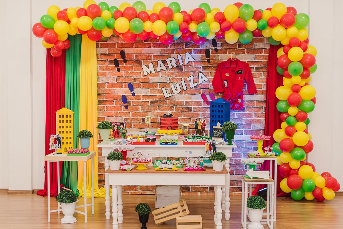 festa aniversário infantil decoração doces balões mesas 