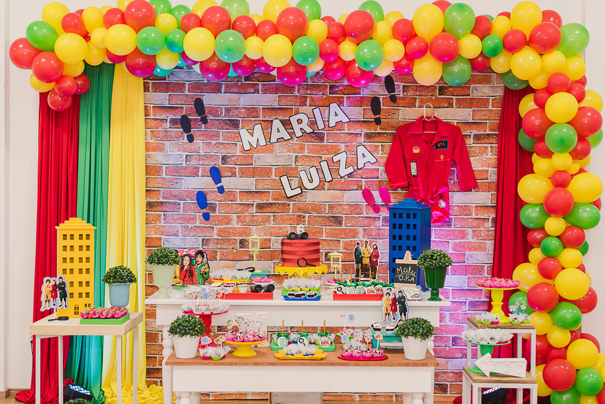 festa aniversário infantil decoração doces balões torta docinhos