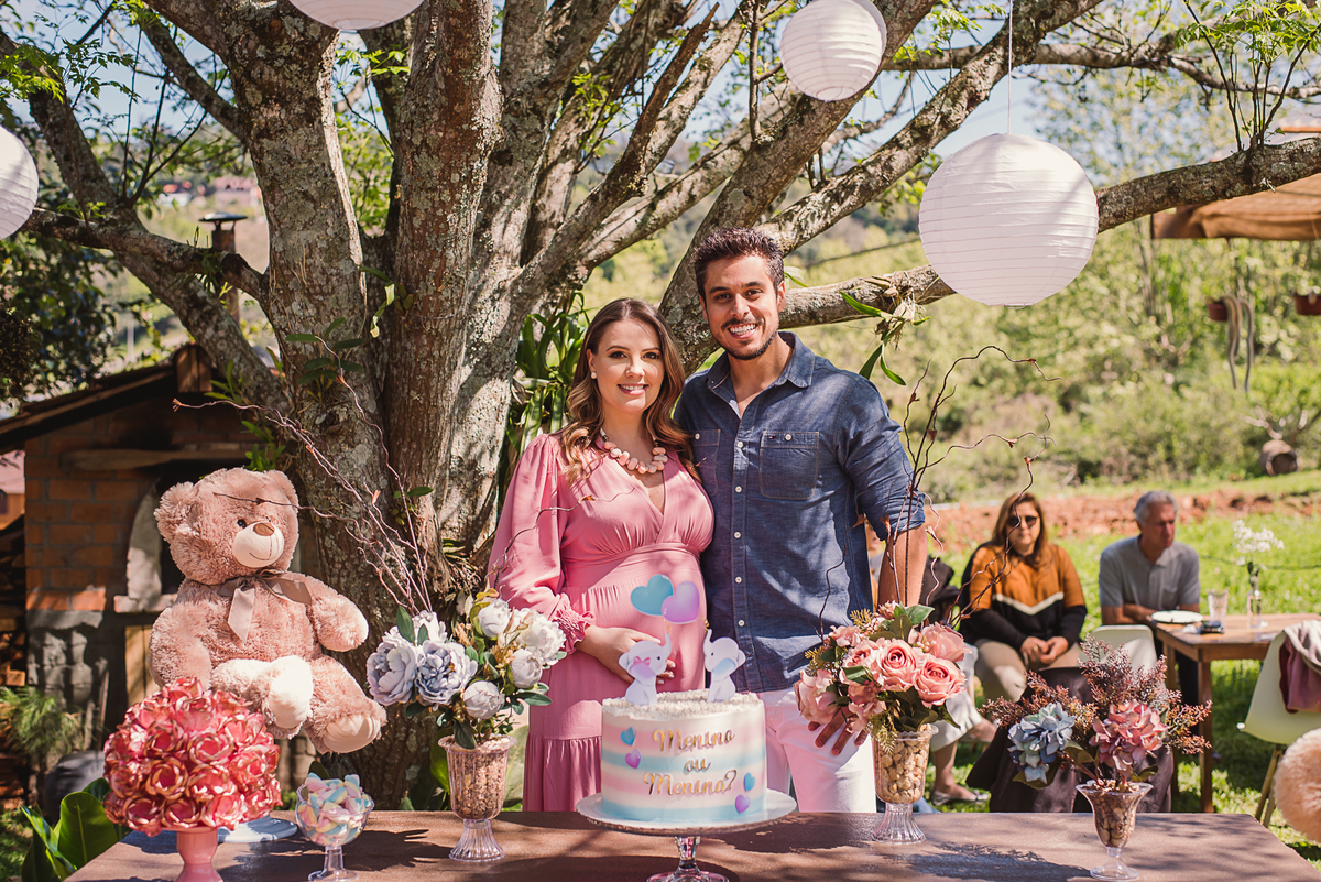 casal amor alegria família fotografia gestante carinho afeto decoração flores torta ursos balões