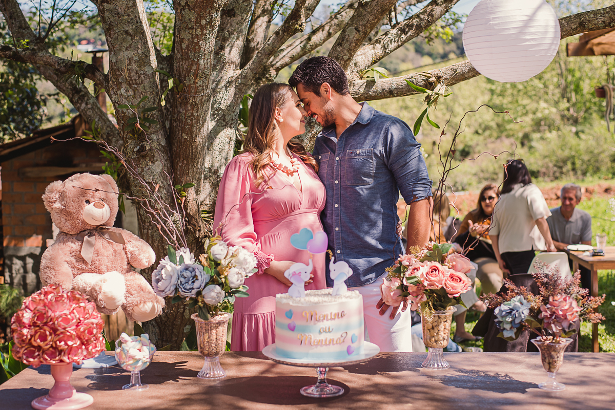 casal amor alegria família fotografia gestante carinho afeto decoração flores torta ursos balões