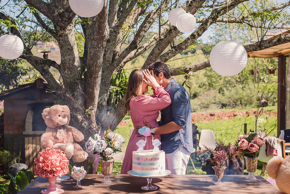 casal amor alegria família fotografia gestante carinho afeto decoração flores torta ursos balões
