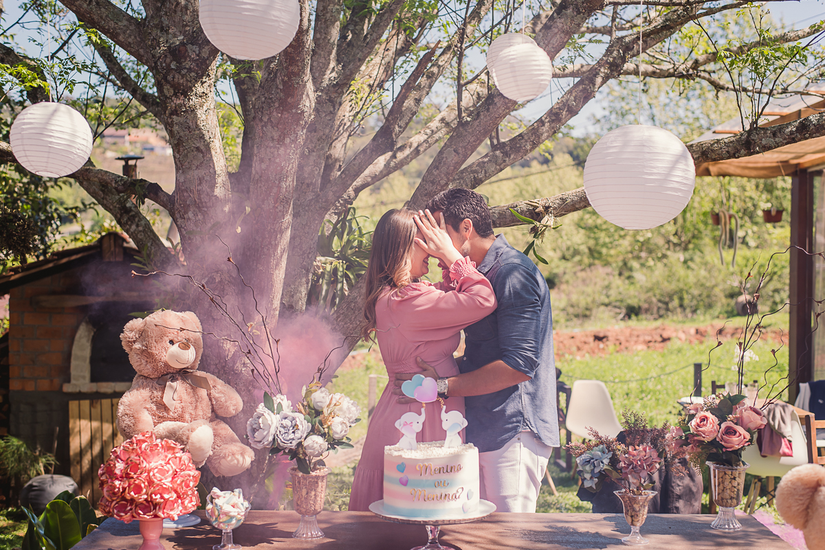 casal amor alegria família fotografia gestante carinho afeto decoração flores torta ursos balões