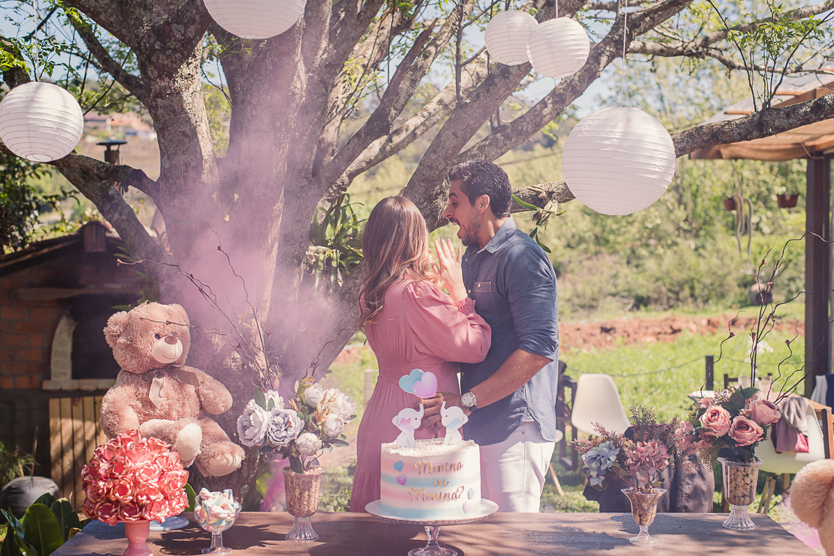 casal amor alegria família fotografia gestante carinho afeto decoração flores torta ursos balões