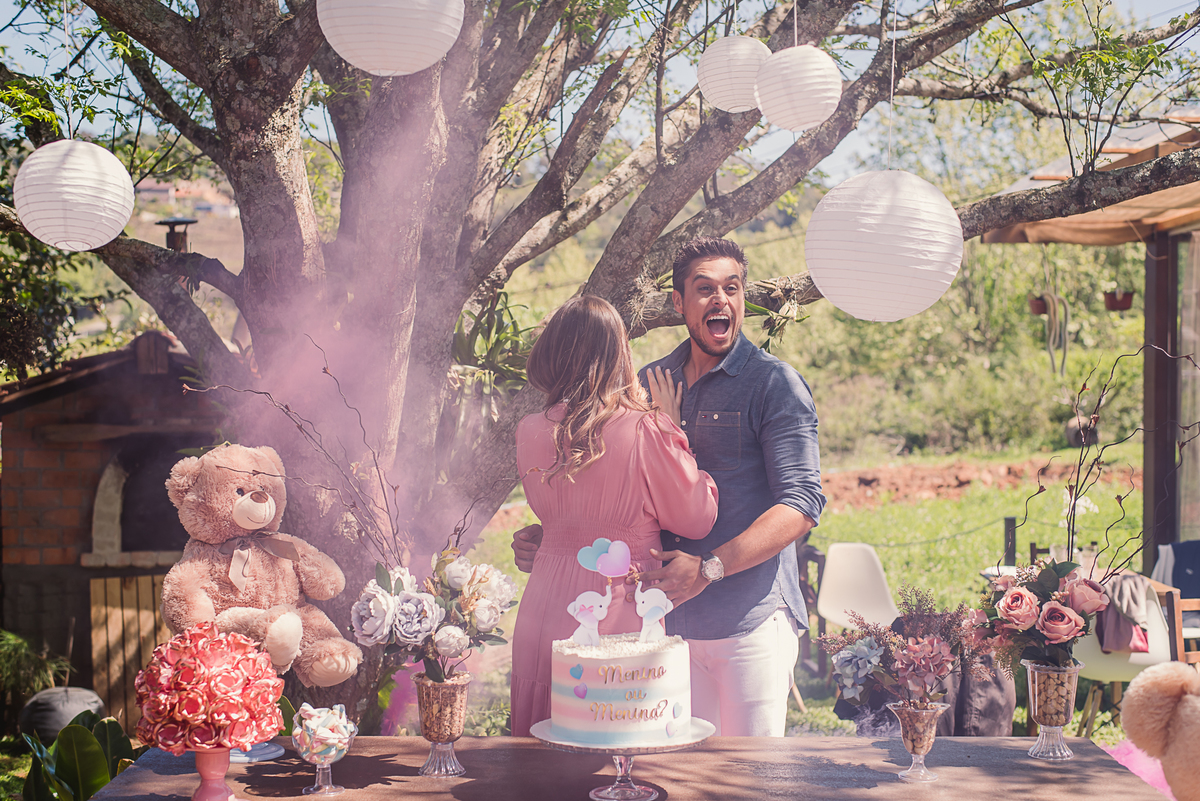 casal amor alegria família fotografia gestante carinho afeto decoração flores torta ursos balões