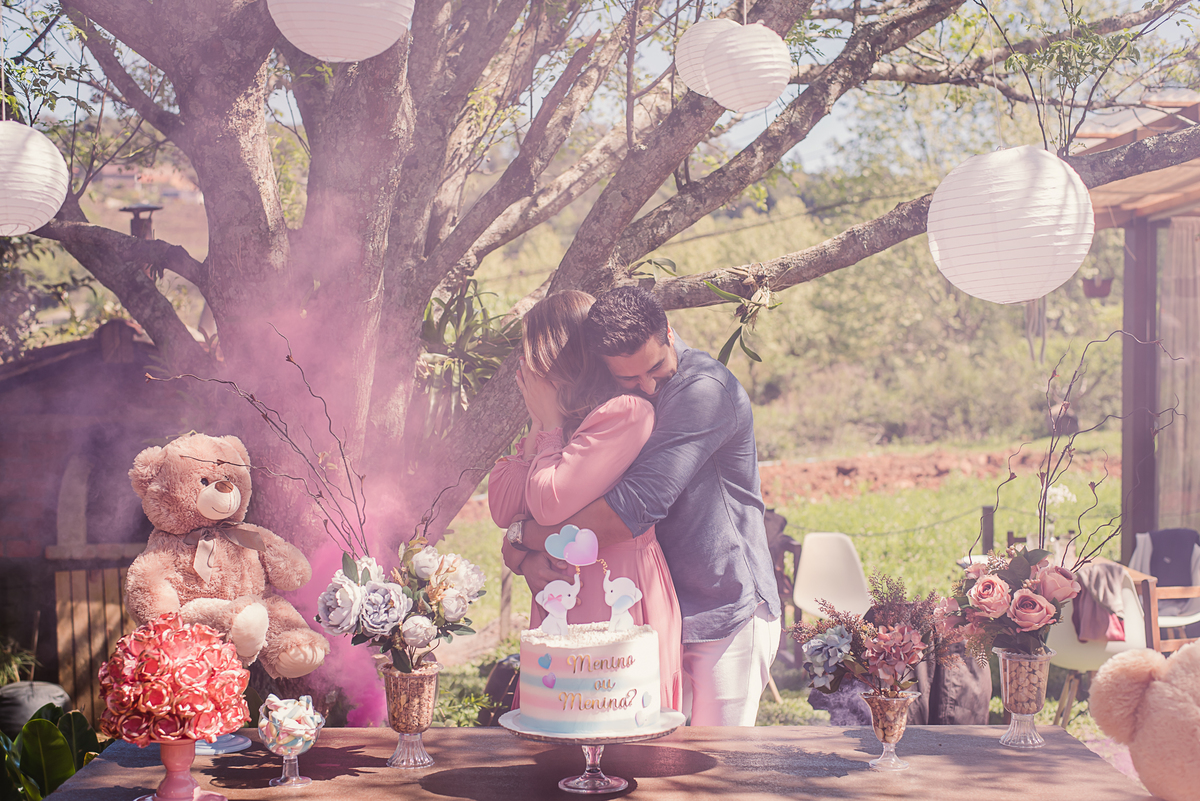 casal amor alegria família fotografia gestante carinho afeto decoração flores torta ursos balões