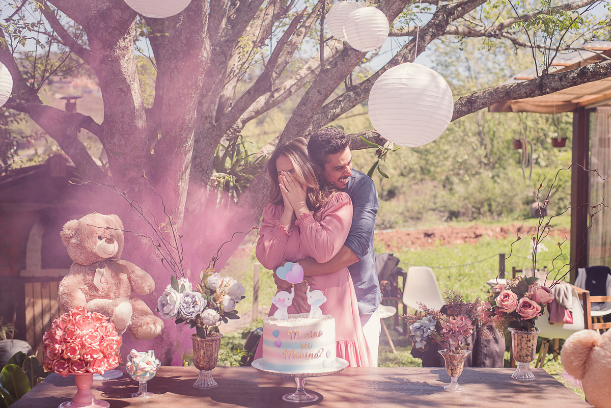 casal amor alegria família fotografia gestante carinho afeto decoração flores torta ursos balões