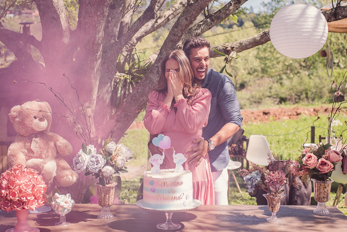 casal amor alegria família fotografia gestante carinho afeto decoração flores torta ursos balões