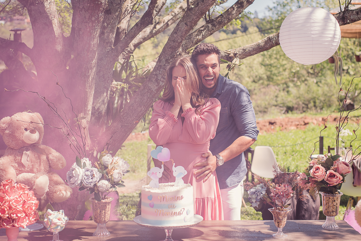 casal amor alegria família fotografia gestante carinho afeto decoração flores torta ursos balões