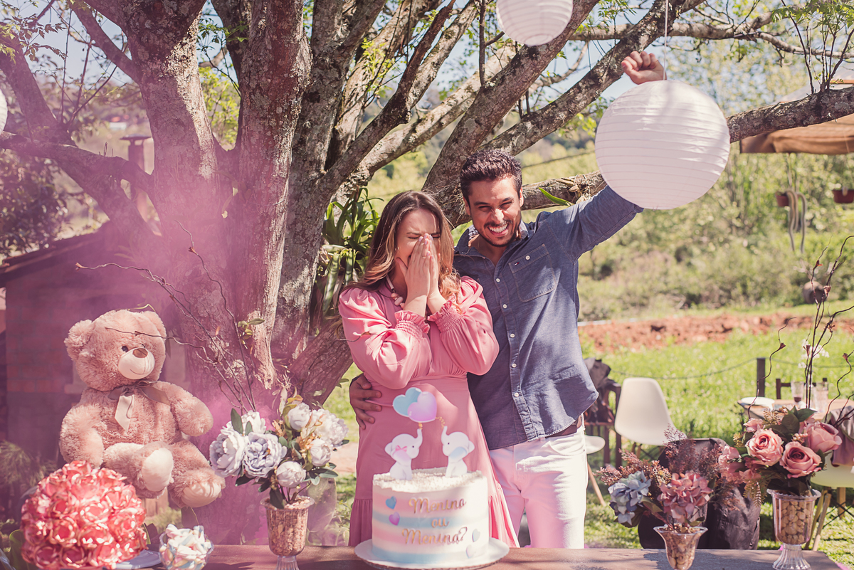 casal amor alegria família fotografia gestante carinho afeto decoração flores torta ursos balões
