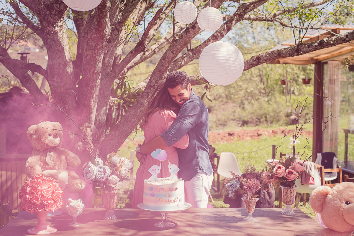 casal amor alegria família fotografia gestante carinho afeto decoração flores torta ursos balões