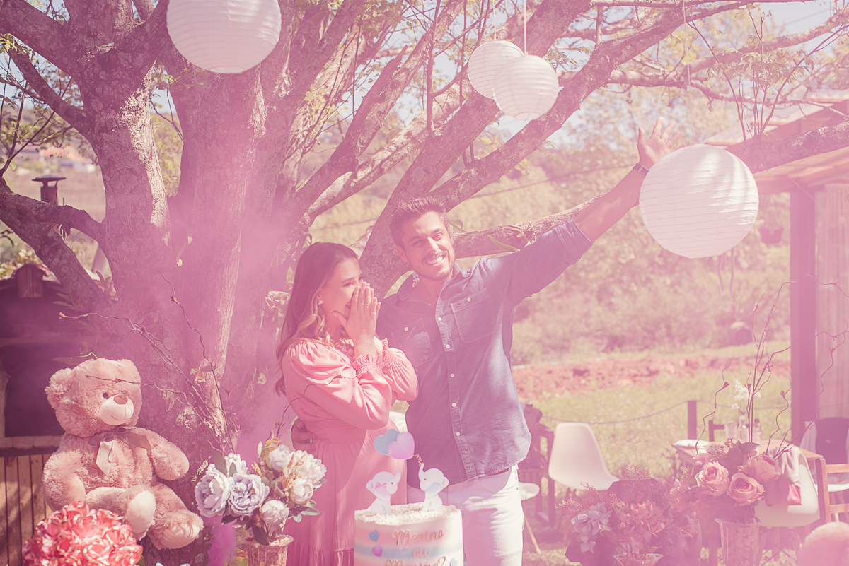 casal amor alegria família fotografia gestante carinho afeto decoração flores torta ursos balões