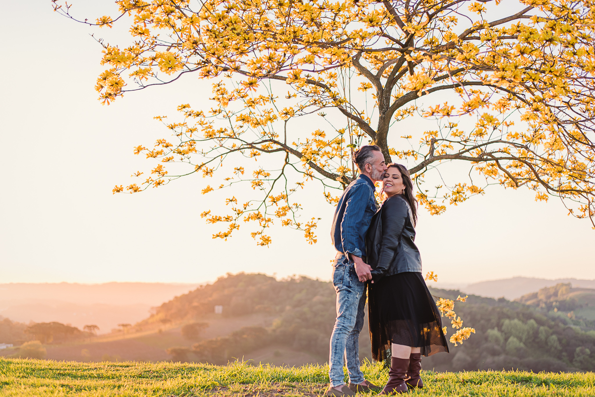 casal amor sorriso alegria abraço afeto união flores árvore 