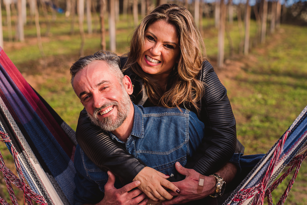 casal amor sorriso alegria abraço