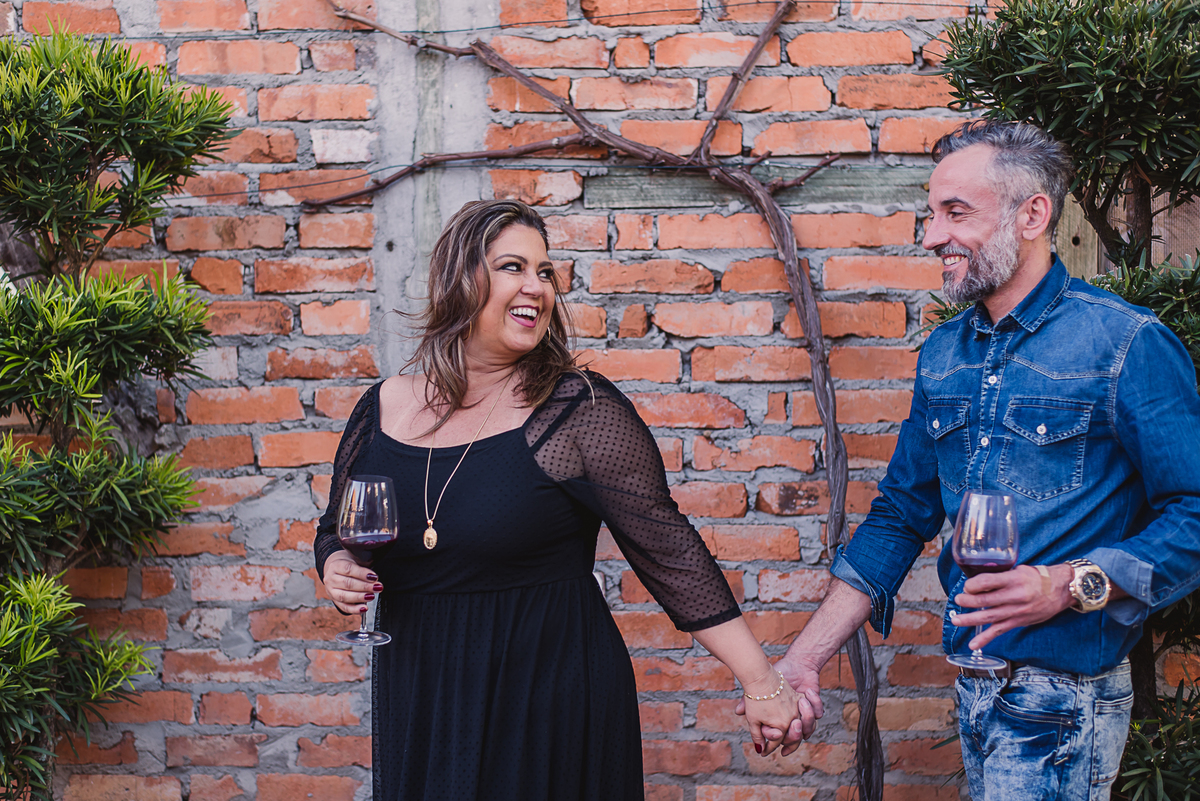 casal amor sorriso alegria vinho 