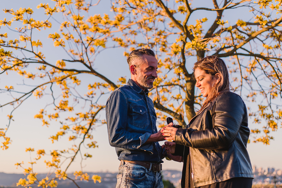 casal amor sorriso alegria flores aliança