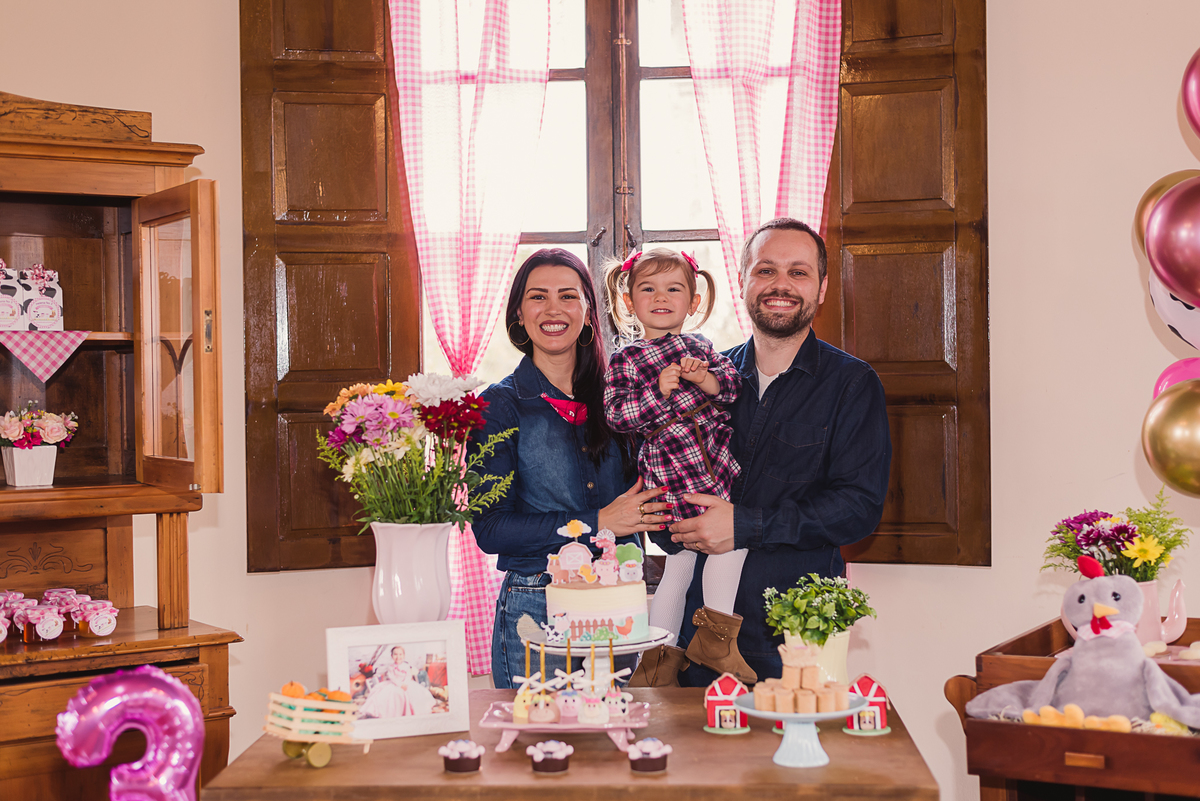 pais mãe pai filha criança torta doces aniversário infantil amor alegria ursos balões