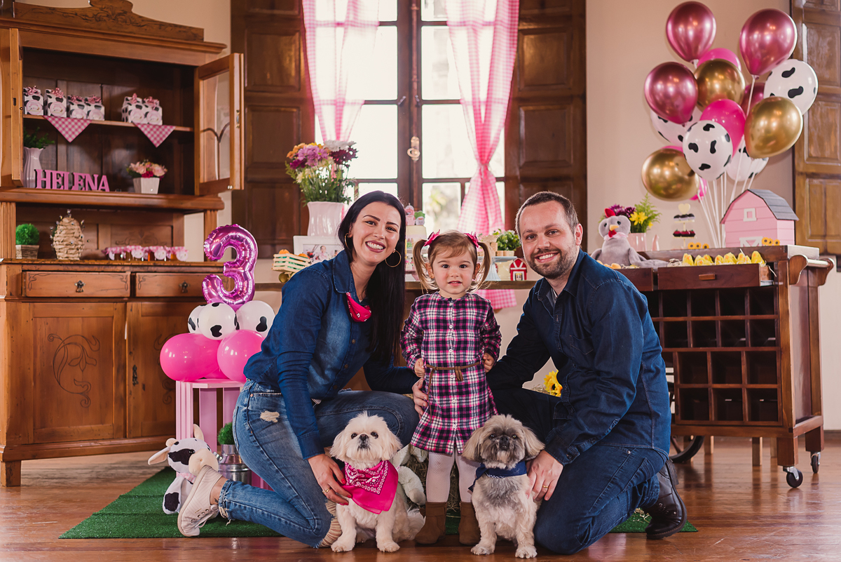 pais mãe pai filha criança torta doces aniversário infantil amor alegria ursos balões cachorros 