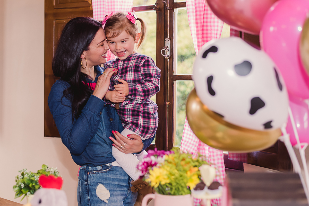 pais mãe filha criança torta doces aniversário infantil amor alegria ursos balões flores abraço carinho 