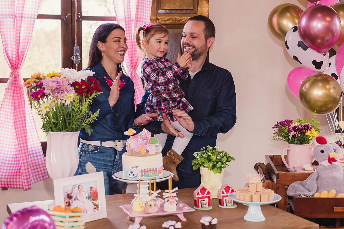 pais mãe pai filha criança torta doces aniversário infantil amor alegria ursos balões parabéns palmas 