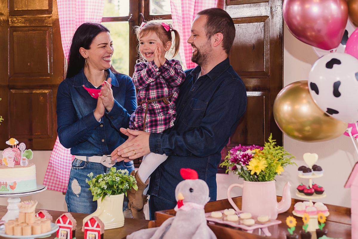 pais mãe pai filha criança torta doces aniversário infantil amor alegria ursos balões 