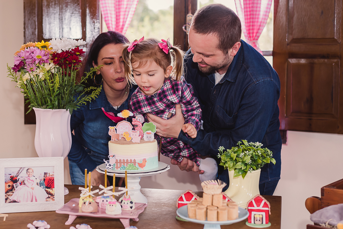 pais mãe pai filha criança torta doces aniversário infantil amor alegria ursos balões assopro vela