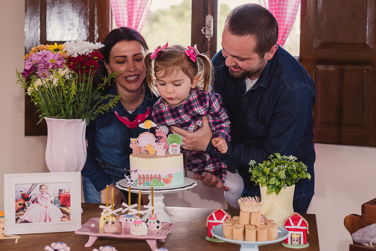 pais mãe pai filha criança torta doces aniversário infantil amor alegria ursos balões  