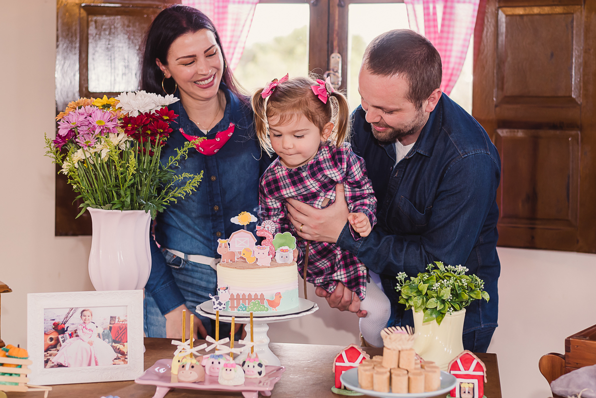pais mãe pai filha criança torta doces aniversário infantil amor alegria ursos balões 