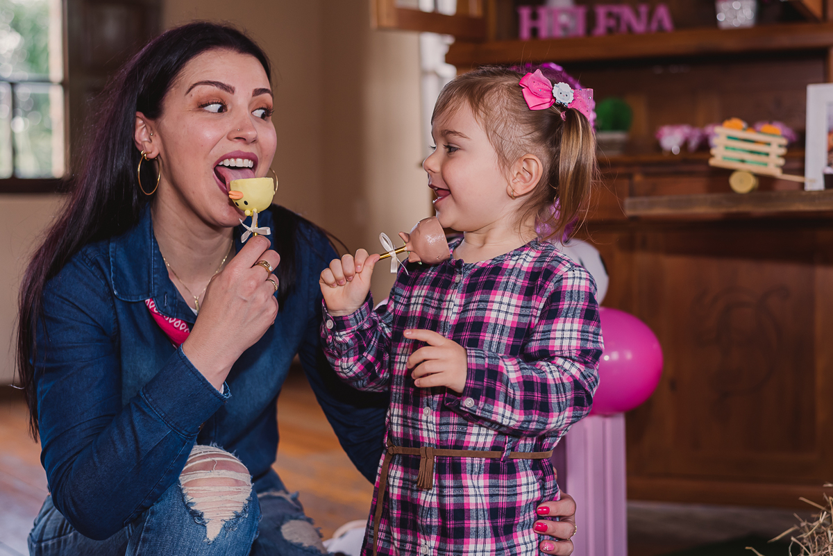 pais mãe filha criança torta doces aniversário infantil amor alegria ursos balões  