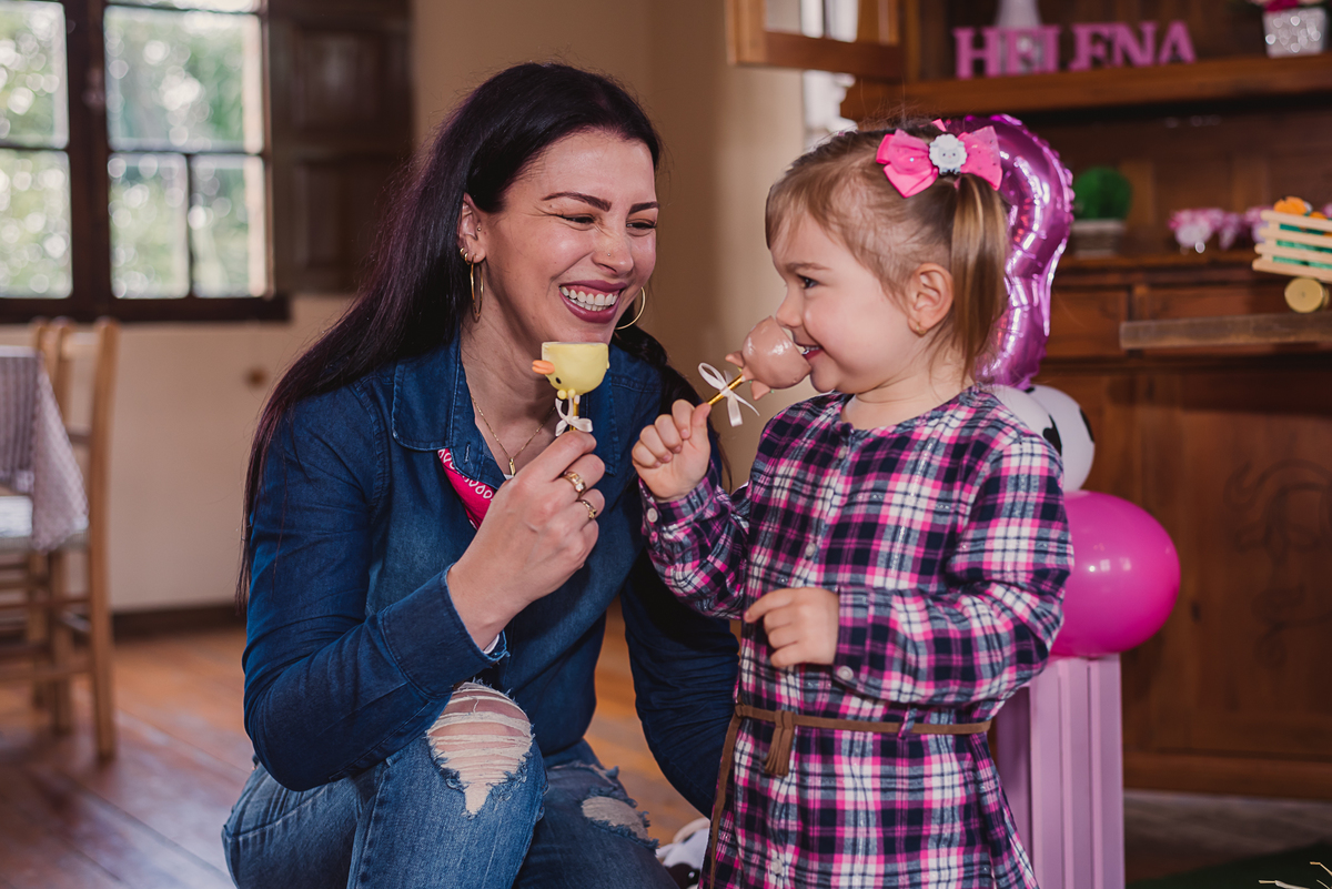 pais mãe filha criança torta doces aniversário infantil amor alegria ursos balões  