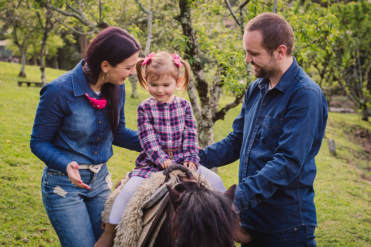 pais mãe pai filha criança aniversário infantil amor alegria cavalo afeto 