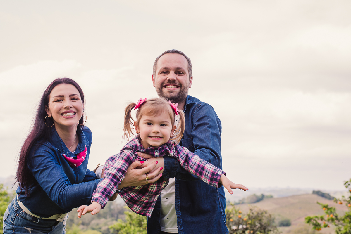 pais mãe pai filha criança aniversário infantil amor alegria aviãozinho