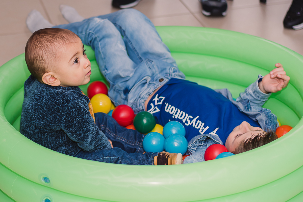 criança festa infantil piscina de bolinhas fofura joão  irmão 