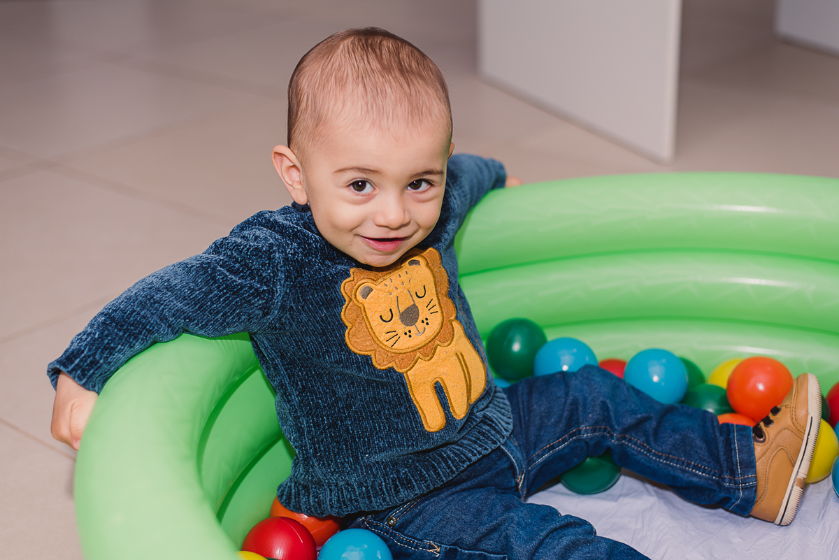 criança festa infantil piscina de bolinhas fofura joão sorriso