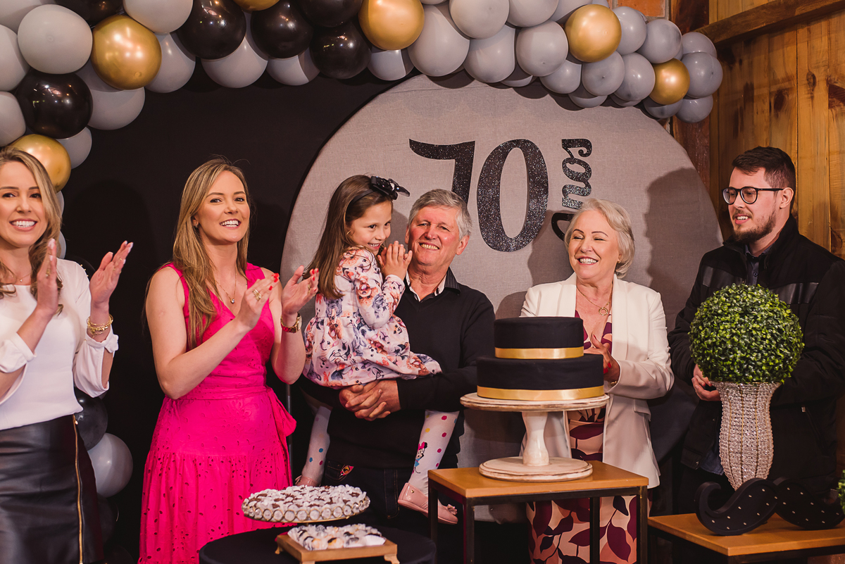 decoração 70 anos balões flores torta doces 
