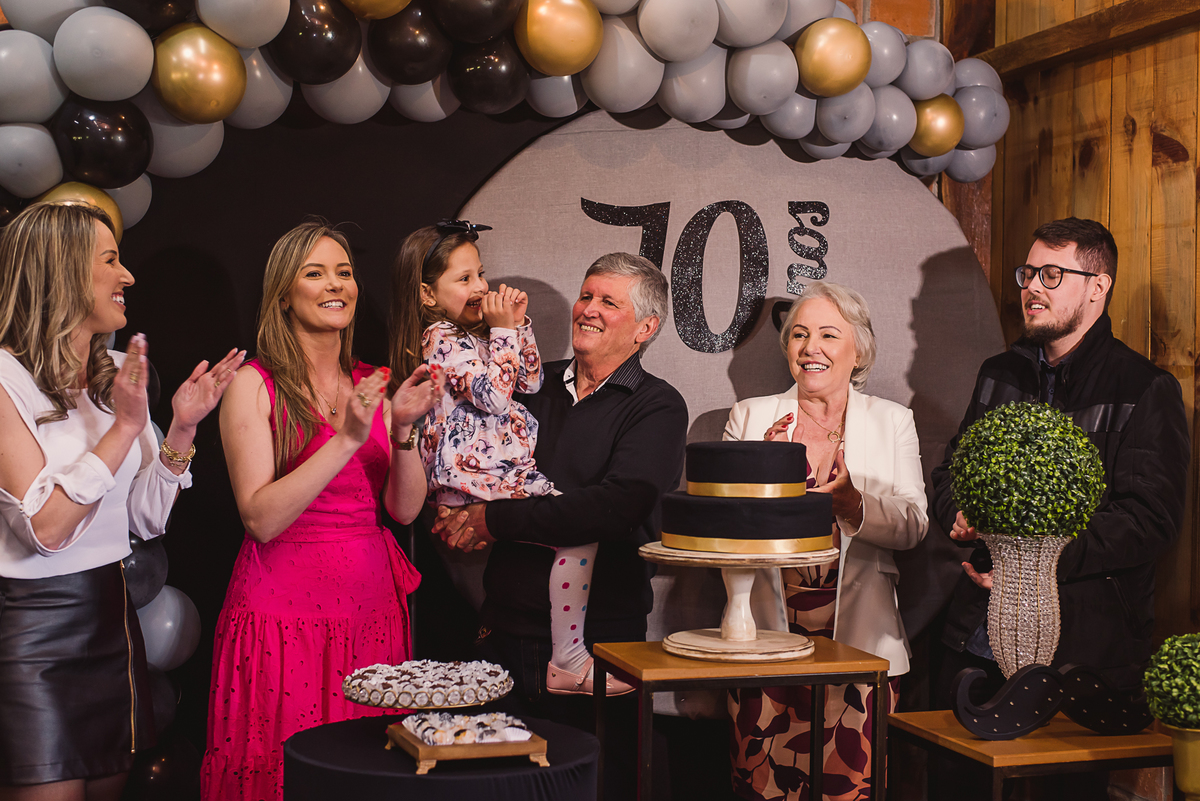 decoração 70 anos balões flores torta doces 