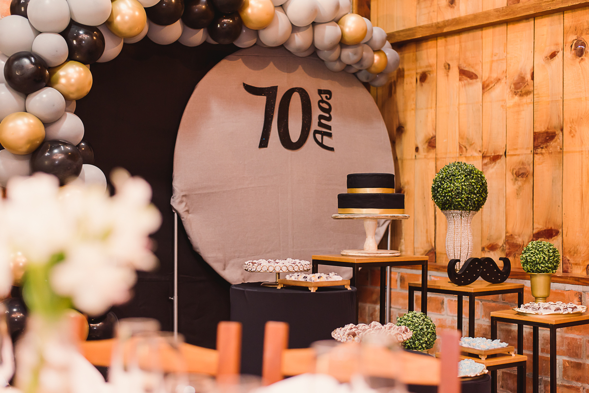 decoração 70 anos balões flores torta doces 