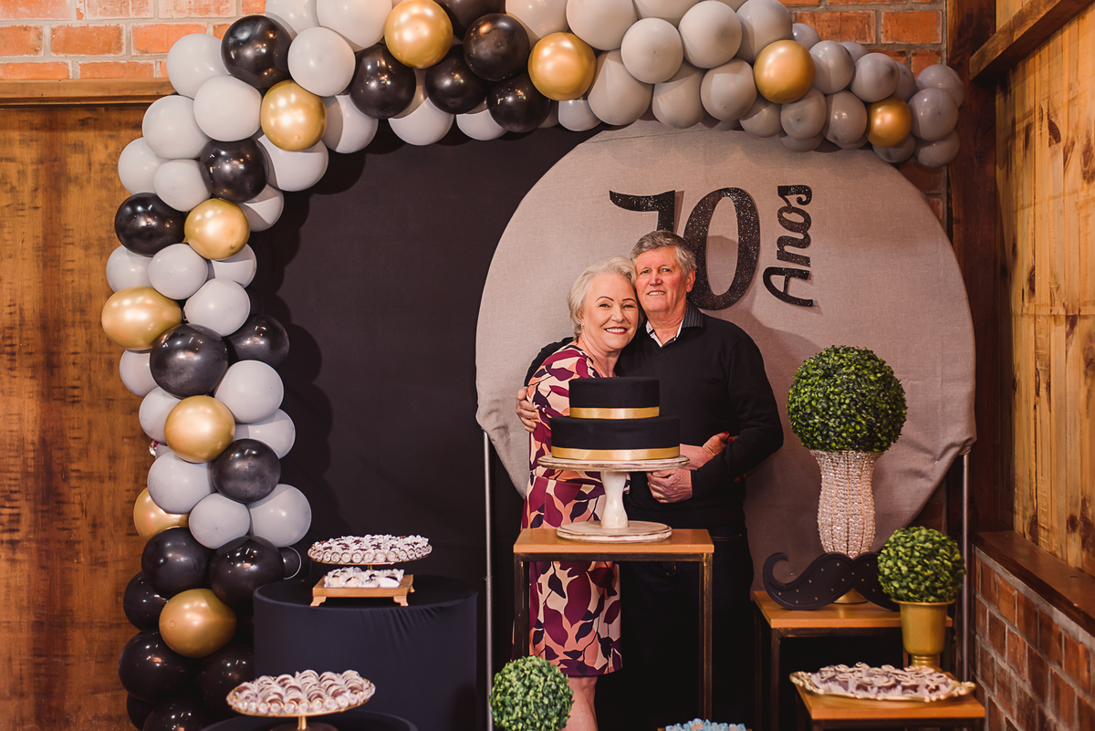 decoração 70 anos balões flores torta doces casal amor afeto familia 