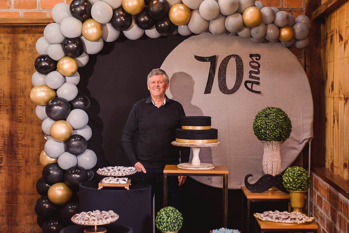 decoração 70 anos balões flores torta doces alegria 