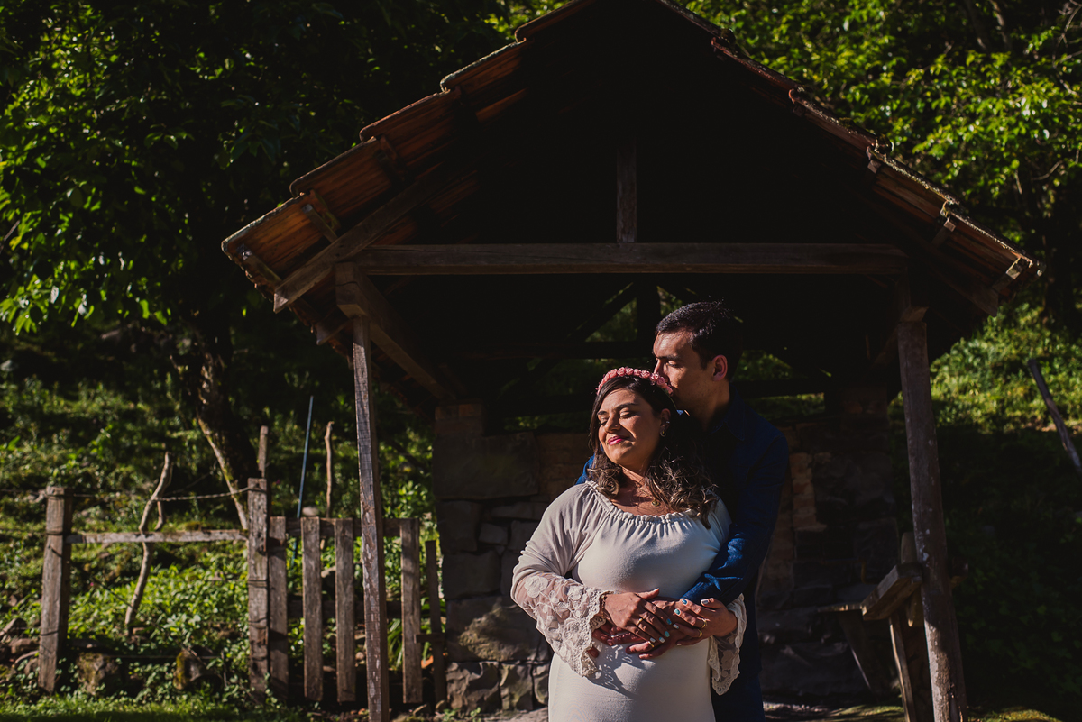 casal em seu ensaio de gestante na serra gaucha em Bento Gonçalves 