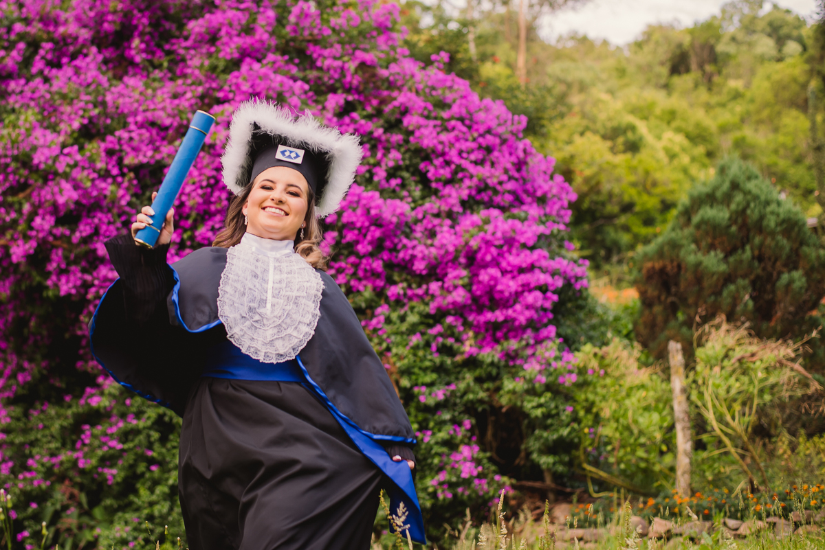 Formatura de administração na serra gaucha em farroupilha com uma linda arvore de flores ao fundo 