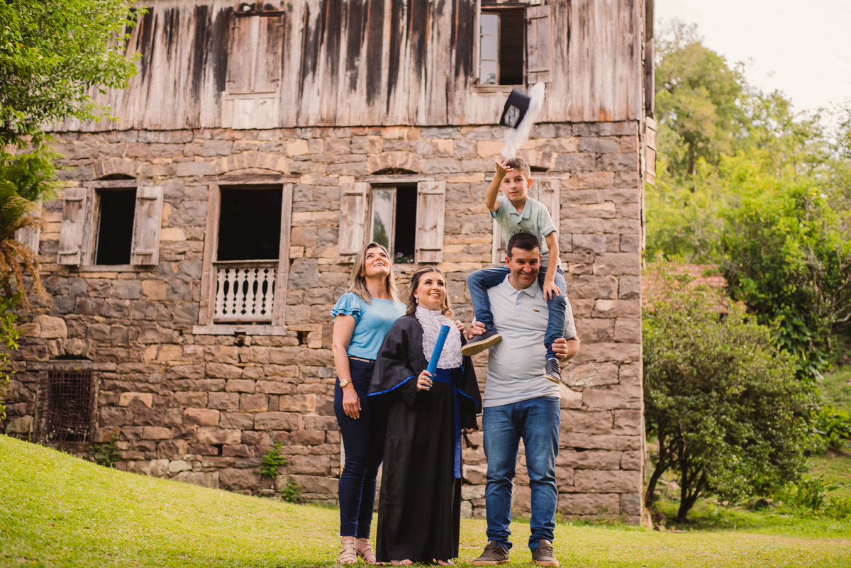 Formatura de administração na serra gaucha em farroupilha. foto com a familia