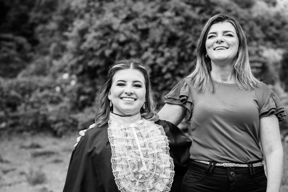 Formatura de administração na serra gaucha em farroupilha foto com a mãe em preto e branco