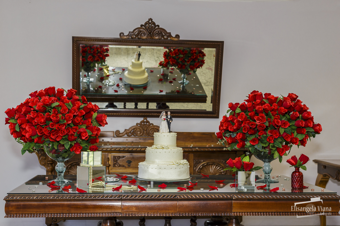 Arranho flores vermelhas, bolo decorativo e noivinhos do bolo, mesa do bolo