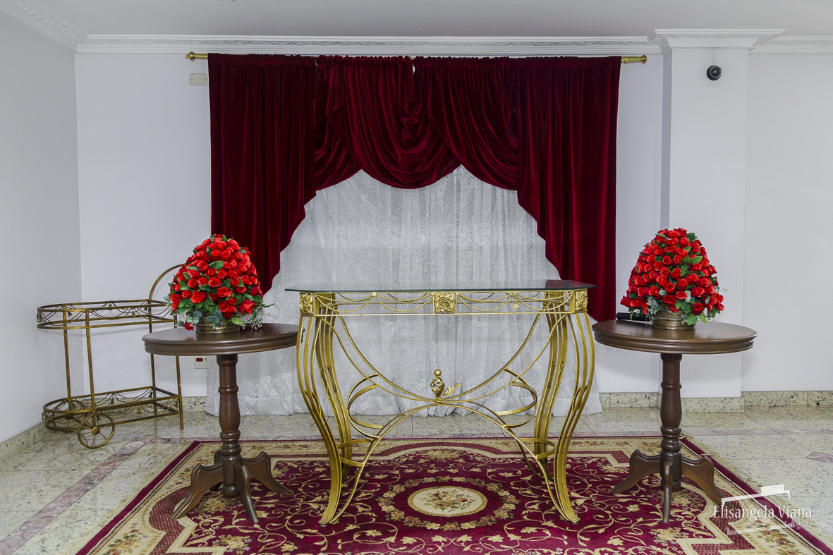 Cortina, flores vermelhas, mesa da cerimônia