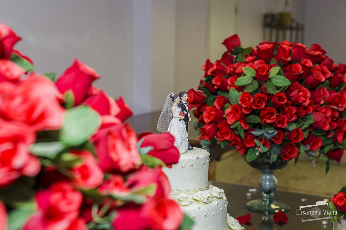 Arranho flores vermelhas, bolo decorativo e noivinhos do bolo