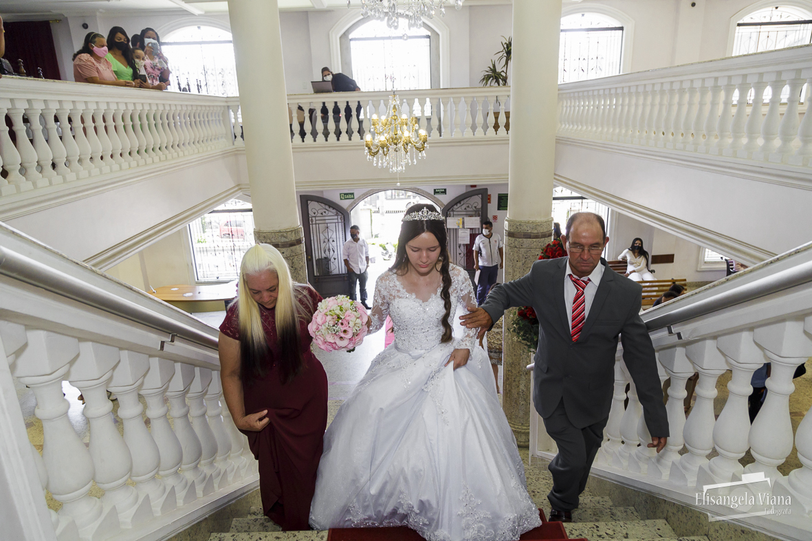 Entrada da noiva com os pais