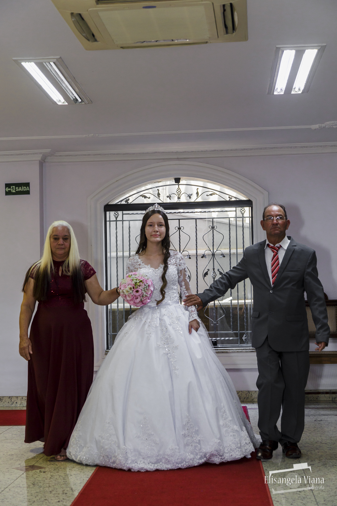 Entrada da noiva com os pais