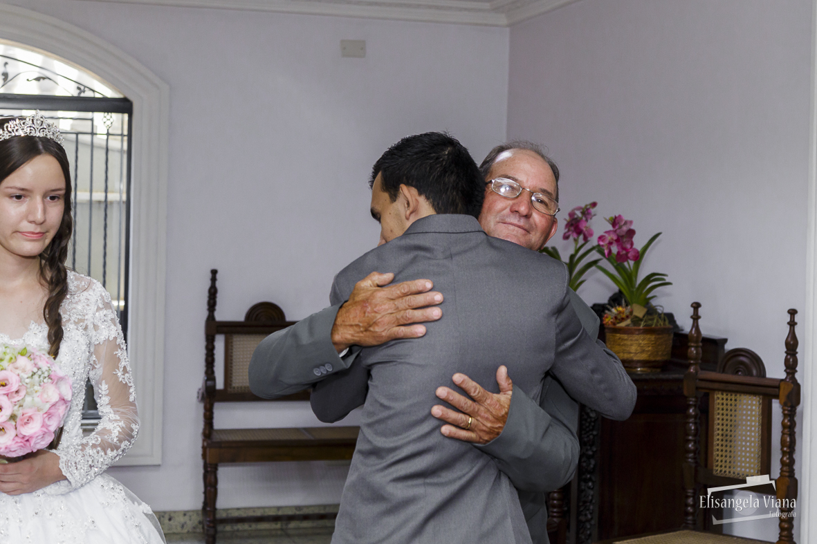 Noivo abraça sogro